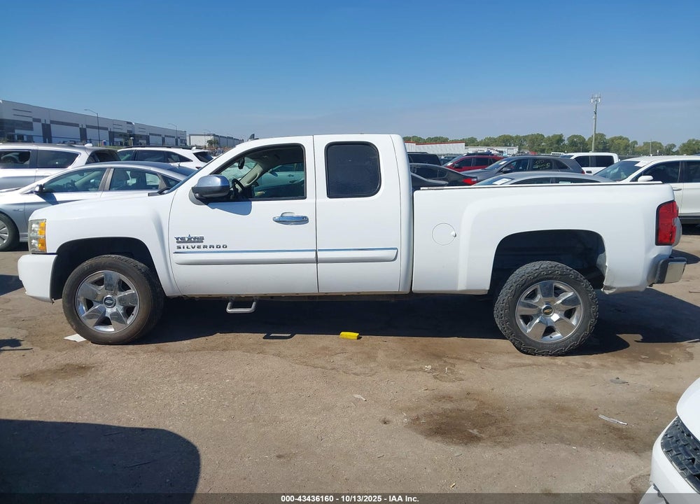 2011 CHEVROLET SILVERADO 1500 LT VIN: 1GCRCSE03BZ301170