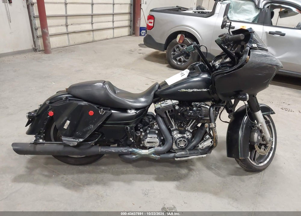 2015 HARLEY-DAVIDSON FLTRXS ROAD GLIDE SPECIAL VIN: 1HD1KTM18FB601302