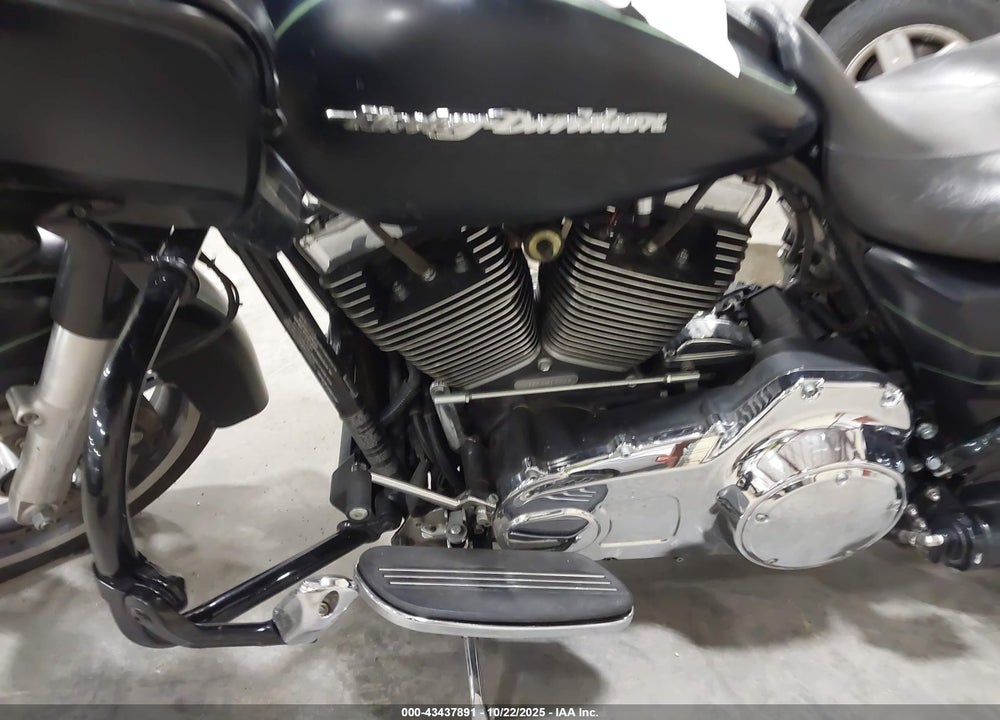 2015 HARLEY-DAVIDSON FLTRXS ROAD GLIDE SPECIAL VIN: 1HD1KTM18FB601302