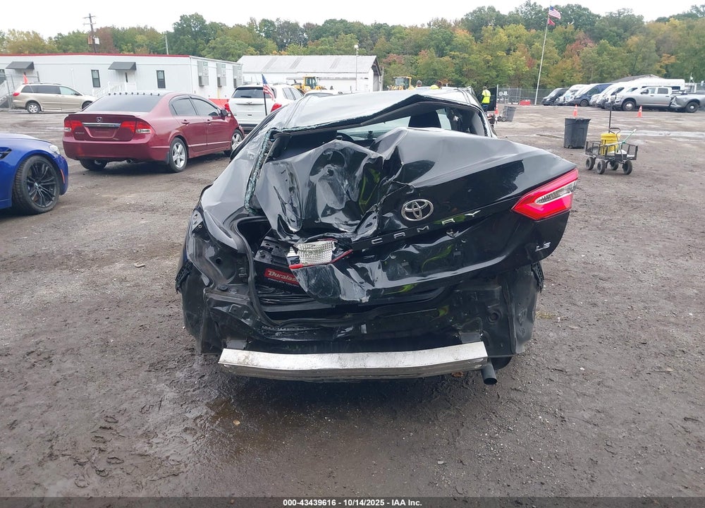 2018 TOYOTA CAMRY VIN: 4T1B11HK7JU077102