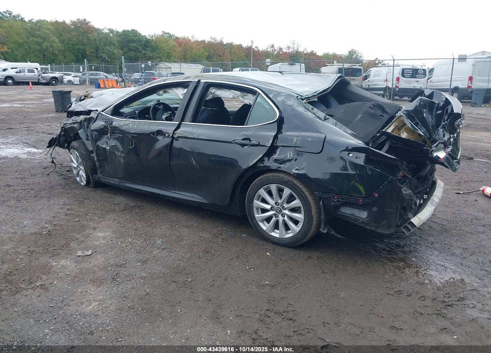 2018 TOYOTA CAMRY VIN: 4T1B11HK7JU077102