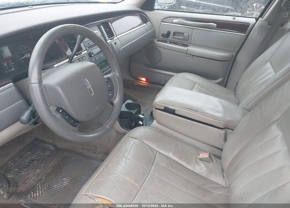 2006 LINCOLN TOWN CAR VIN: 1LNHM81W06Y641843