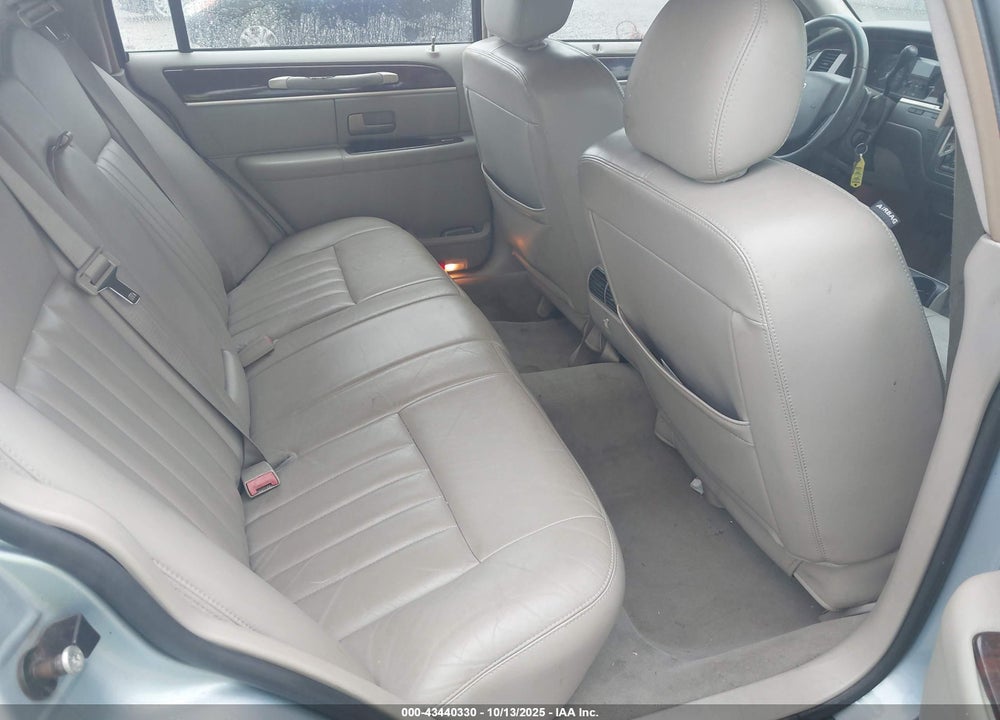 2006 LINCOLN TOWN CAR VIN: 1LNHM81W06Y641843