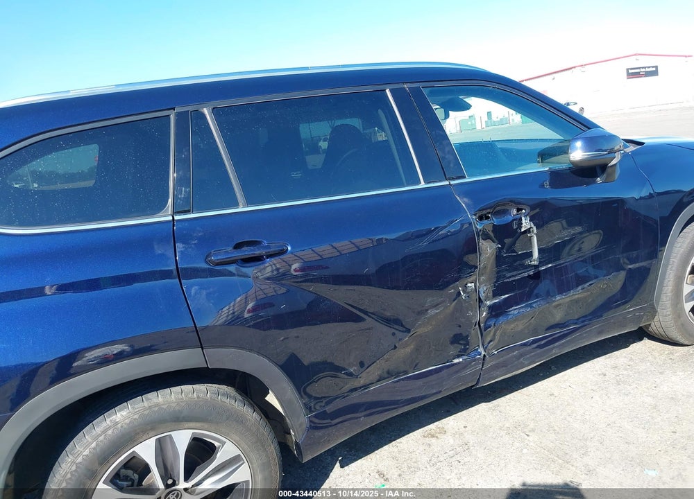 2021 TOYOTA HIGHLANDER XLE VIN: 5TDGZRAH2MS514366