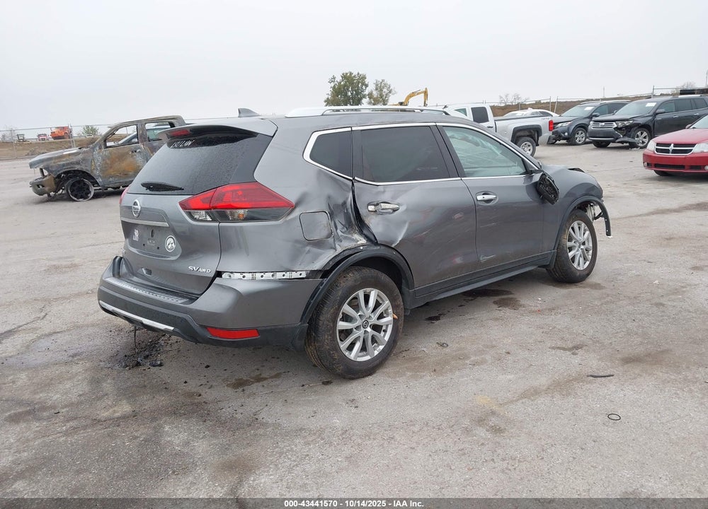 2018 NISSAN ROGUE SV VIN: KNMAT2MV4JP612370
