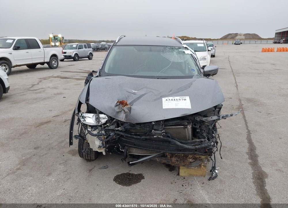 2018 NISSAN ROGUE SV VIN: KNMAT2MV4JP612370