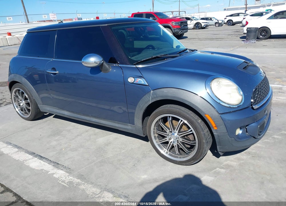 2011 MINI COOPER S VIN: WMWSV3C58BTY21302