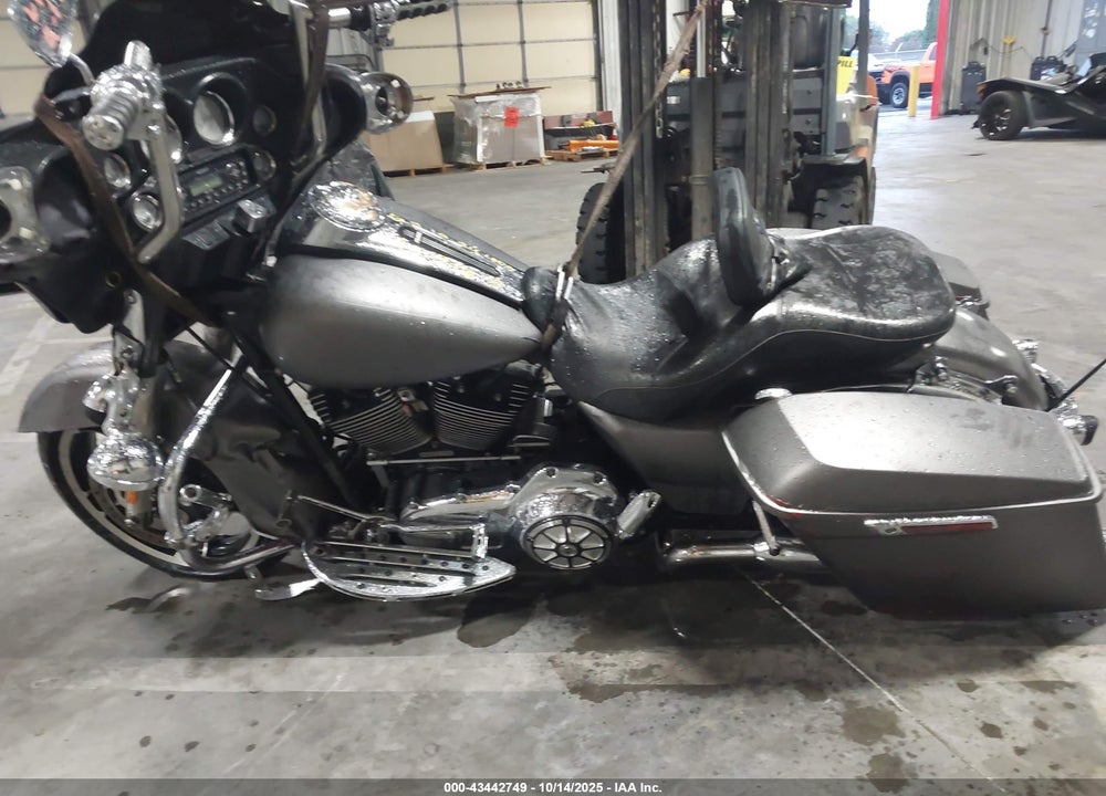 2013 HARLEY-DAVIDSON FLHX STREET GLIDE VIN: 1HD1KBM15DB620266