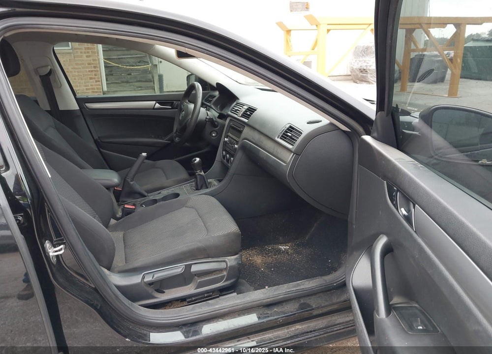 2015 VOLKSWAGEN PASSAT VIN: 1VWAS7A36FC018118