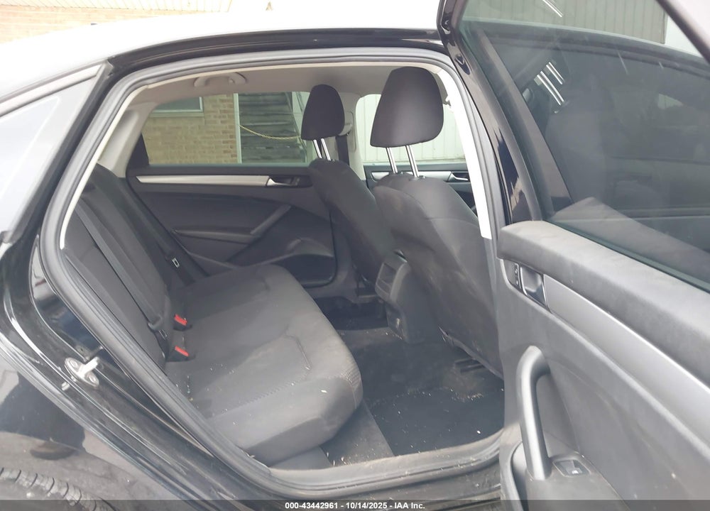 2015 VOLKSWAGEN PASSAT VIN: 1VWAS7A36FC018118