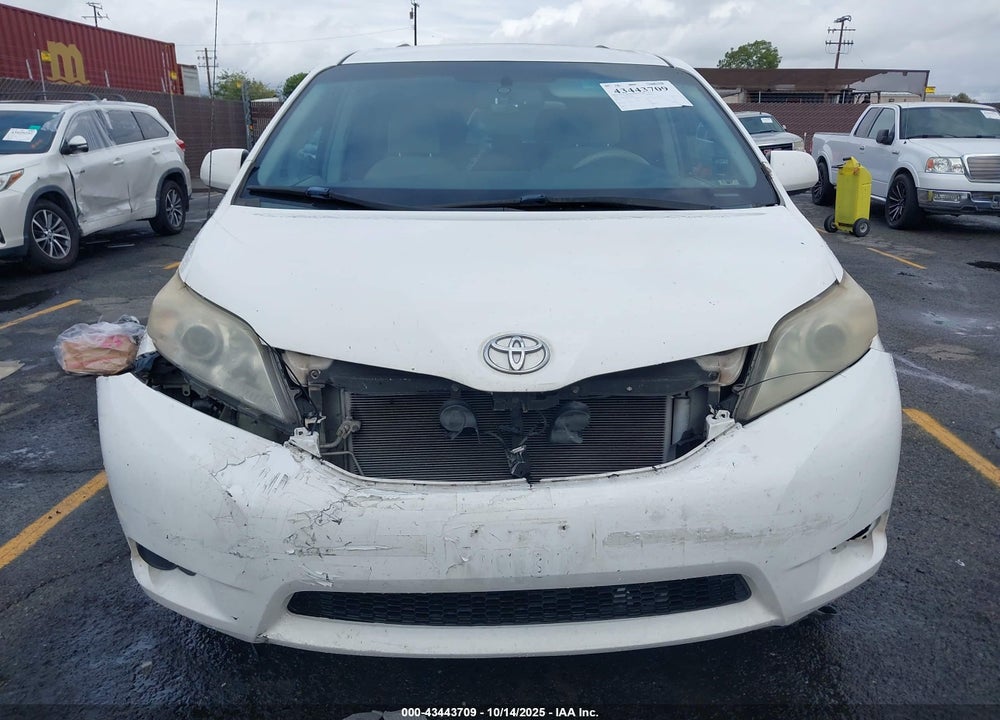 2014 TOYOTA SIENNA LE V6 8 PASSENGER VIN: 5TDKK3DC4ES489483