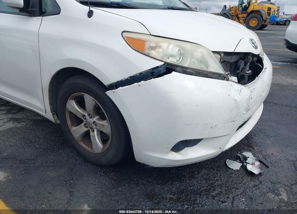 2014 TOYOTA SIENNA LE V6 8 PASSENGER VIN: 5TDKK3DC4ES489483