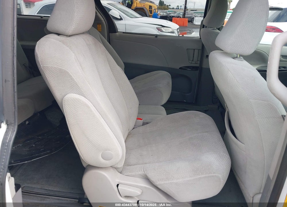 2014 TOYOTA SIENNA LE V6 8 PASSENGER VIN: 5TDKK3DC4ES489483