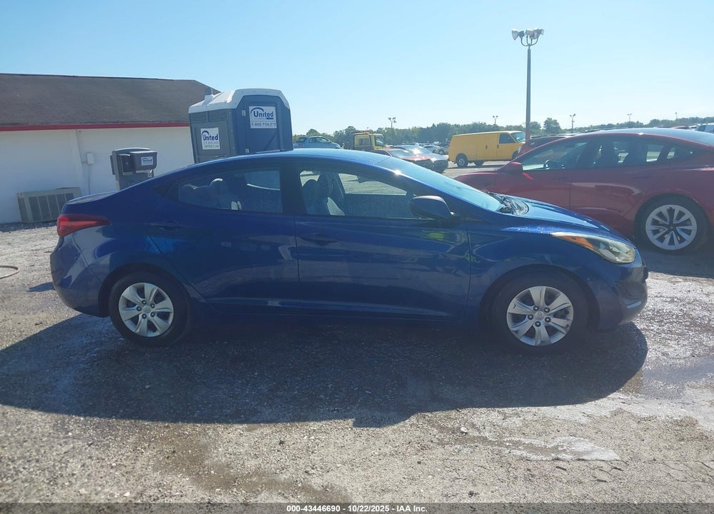 2016 HYUNDAI ELANTRA VIN: 5NPDH4AE7GH748236