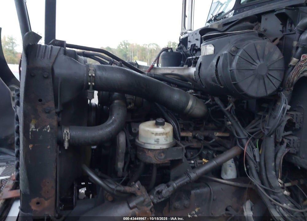 2006 PETERBILT 335 VIN: 2NPLHZ7X06M658399