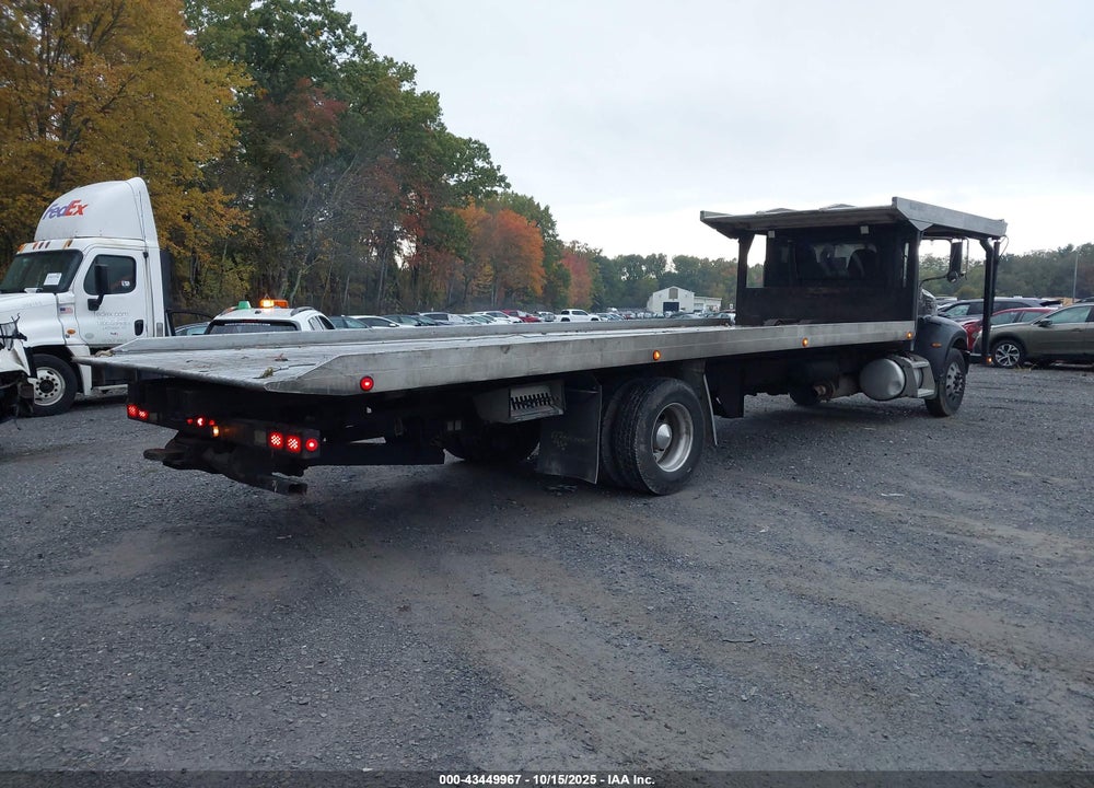 2006 PETERBILT 335 VIN: 2NPLHZ7X06M658399