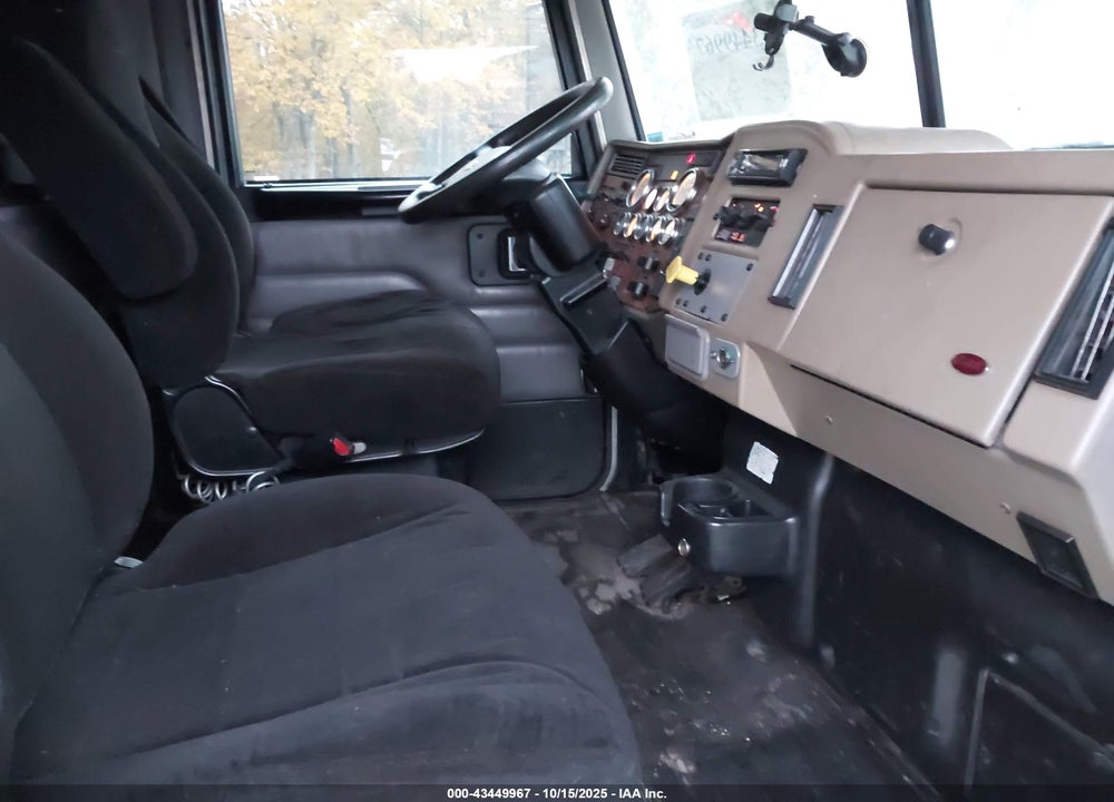 2006 PETERBILT 335 VIN: 2NPLHZ7X06M658399
