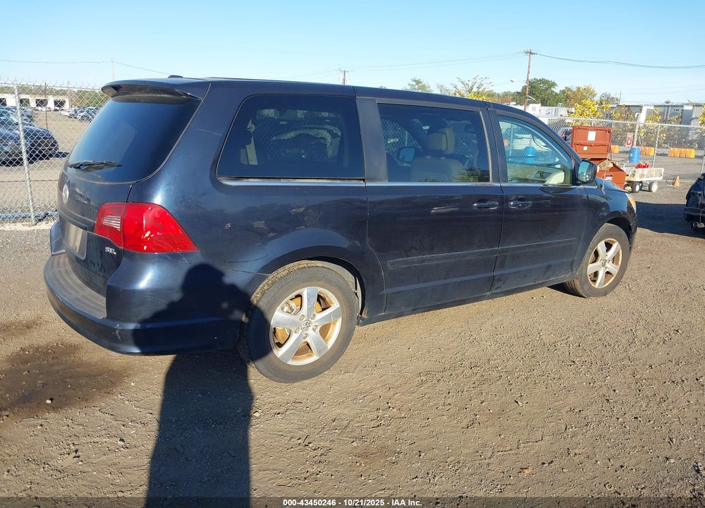 2010 VOLKSWAGEN ROUTAN VIN: 2V4RW5DX5AR305940