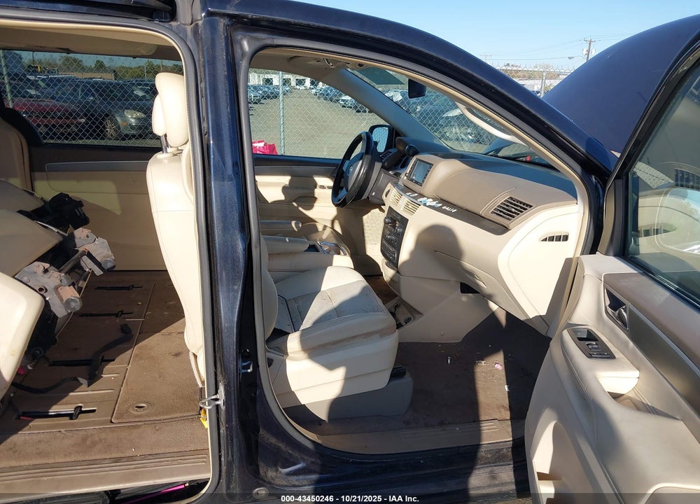 2010 VOLKSWAGEN ROUTAN VIN: 2V4RW5DX5AR305940