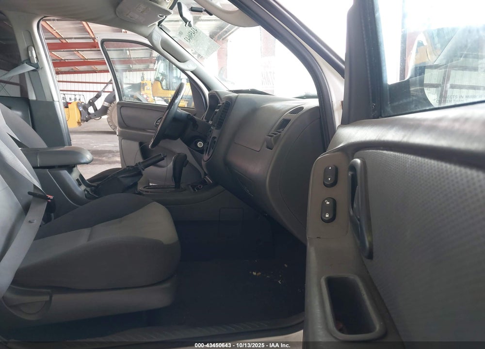 2005 FORD ESCAPE XLS VIN: 1FMYU92ZX5KA96105