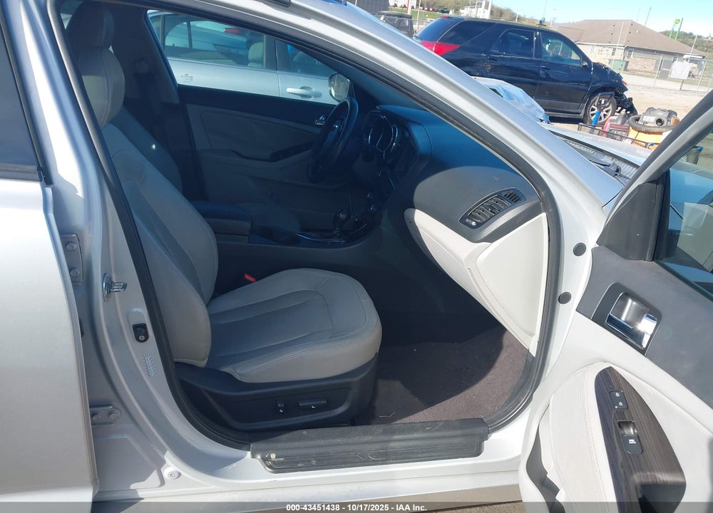 2011 KIA OPTIMA EX VIN: KNAGN4A75B5126912