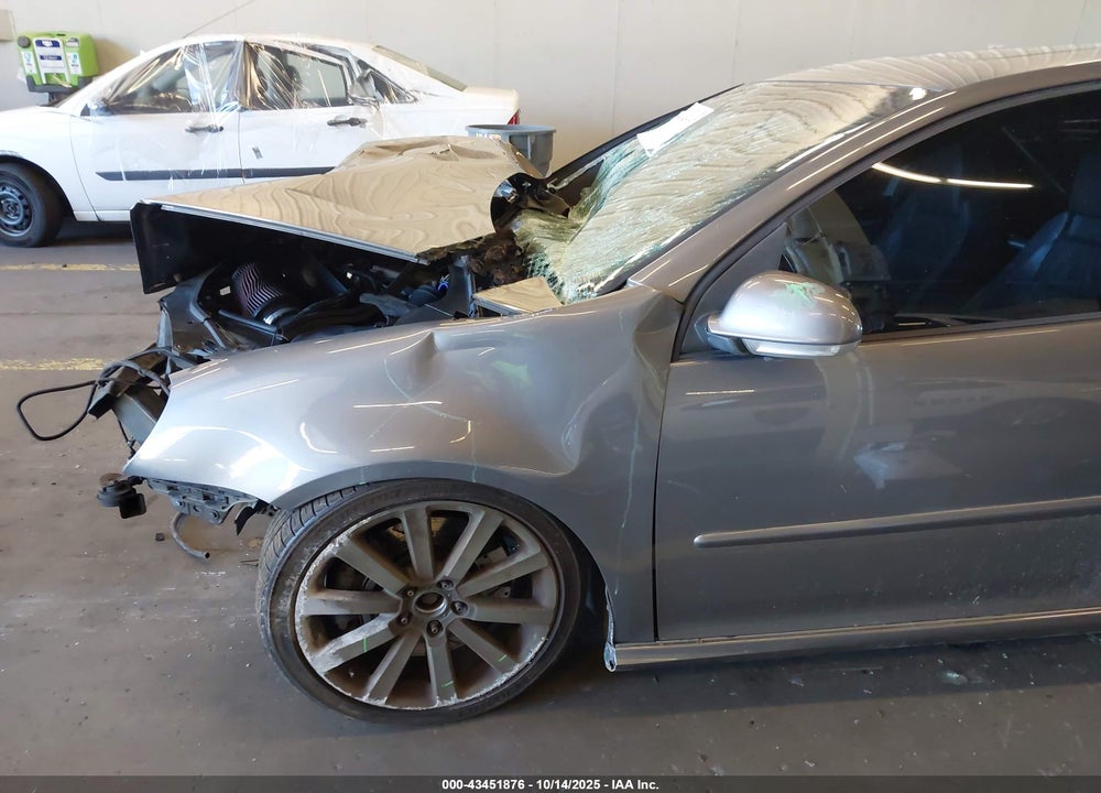 2008 VOLKSWAGEN R32 VIN: WVWKC71K28W026732