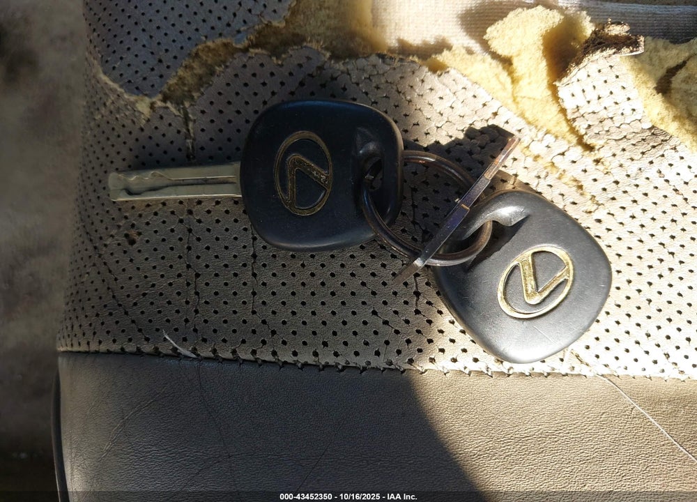 2004 LEXUS IS 300 VIN: JTHBD192940081916