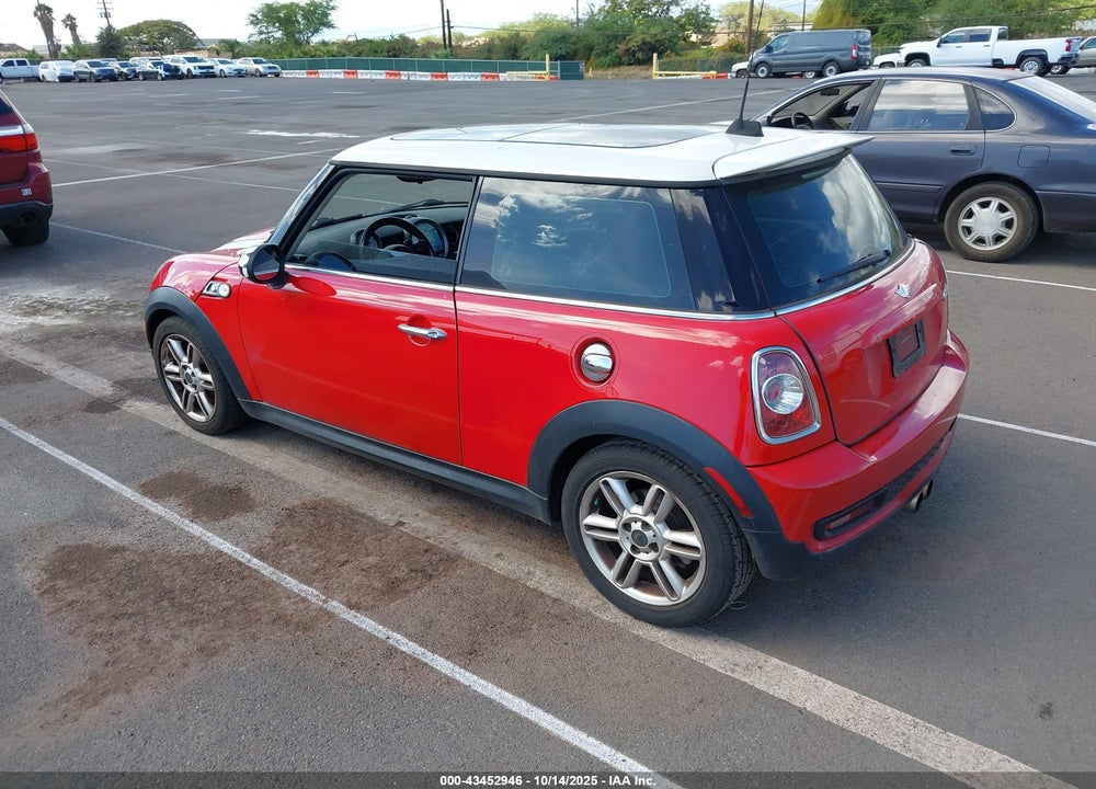 2011 MINI COOPER S VIN: WMWSV3C56BTY13330
