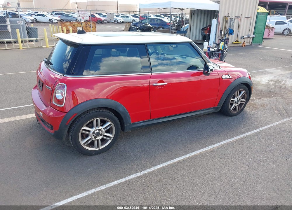 2011 MINI COOPER S VIN: WMWSV3C56BTY13330