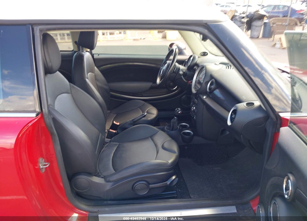 2011 MINI COOPER S VIN: WMWSV3C56BTY13330