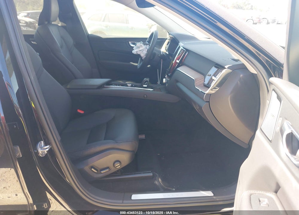 2023 VOLVO XC60 B5 PLUS BRIGHT THEME VIN: YV4L12DN4P1203650