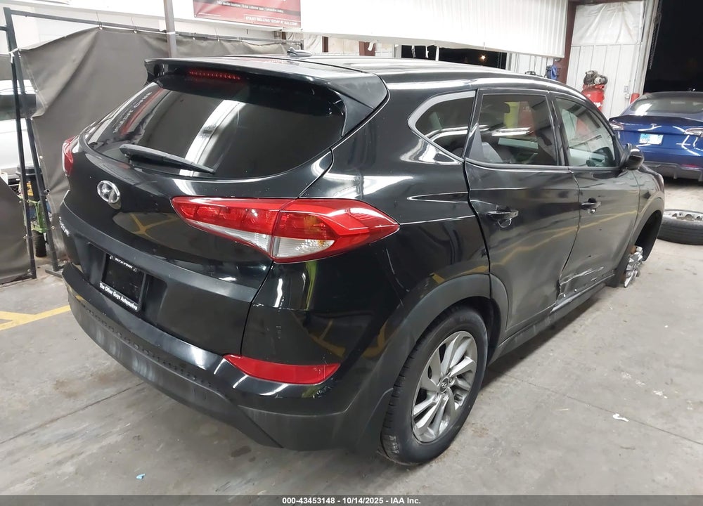 2017 HYUNDAI TUCSON SE VIN: KM8J23A48HU555912