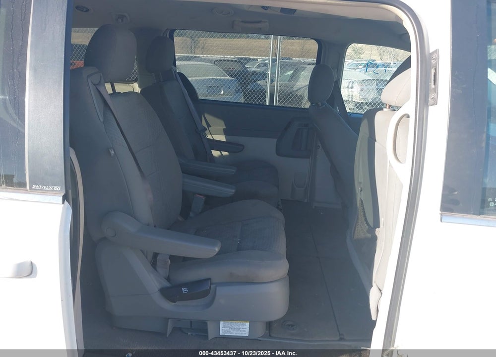 2009 CHRYSLER TOWN & COUNTRY LX VIN: 2A8HR44E49R644490