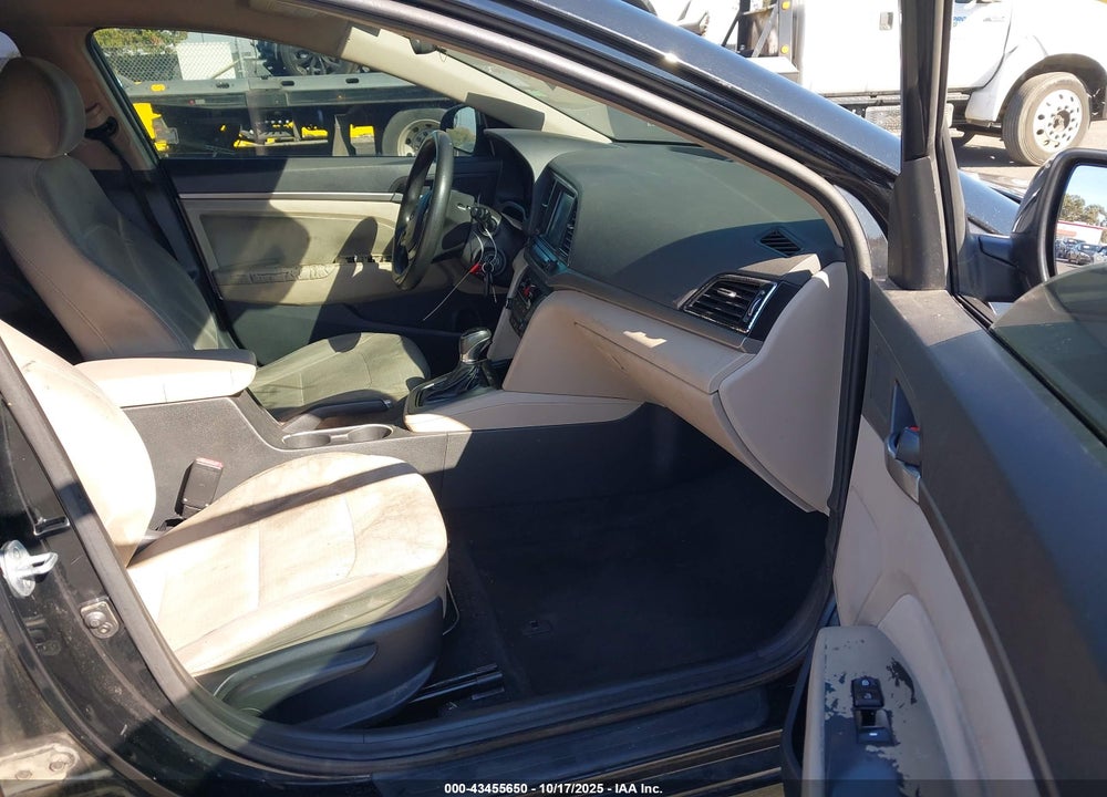 2017 HYUNDAI ELANTRA VIN: 5NPD84LFXHH088328