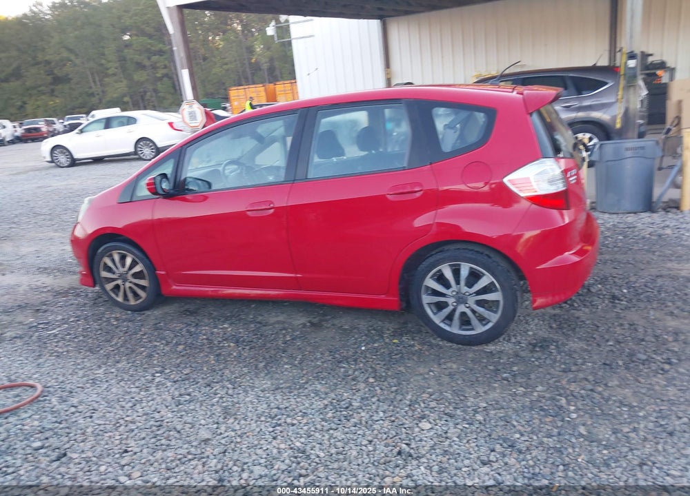 2013 HONDA FIT VIN: JHMGE8H57DC026497
