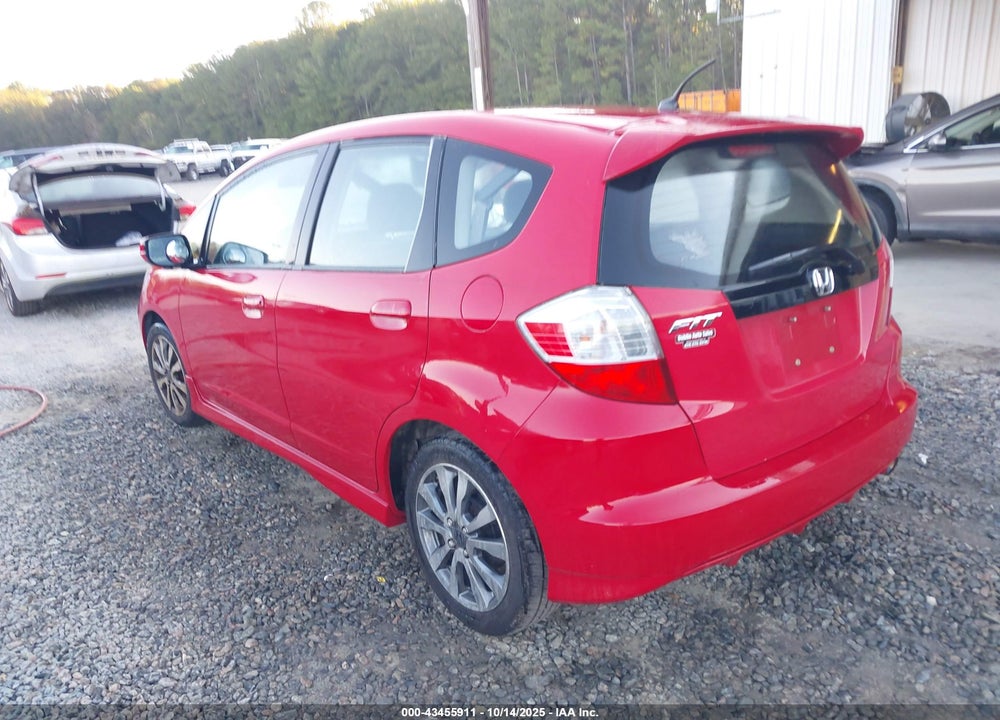 2013 HONDA FIT VIN: JHMGE8H57DC026497