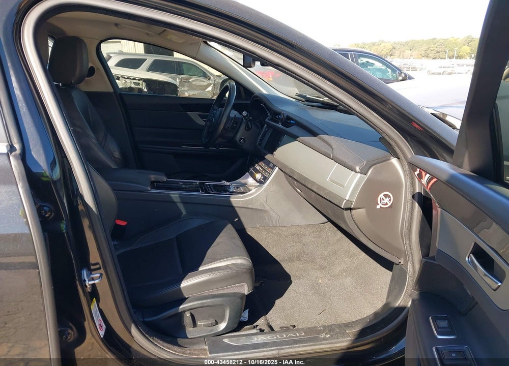 2017 JAGUAR XF VIN: SAJBD4BV7HCY29575