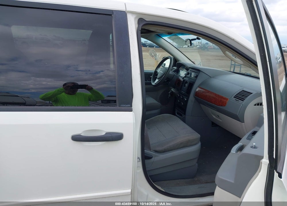 2008 CHRYSLER TOWN & COUNTRY LX VIN: 2A8HR44H38R635787