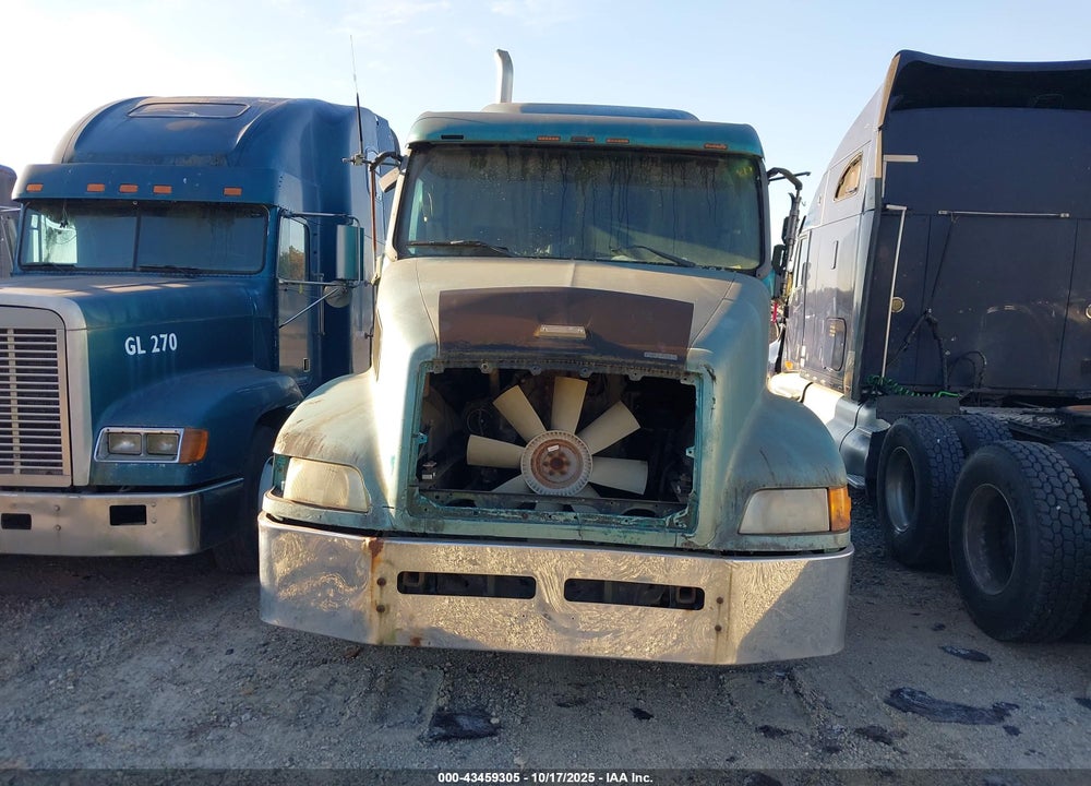 2000 VOLVO VN VIN: 4V4ND1RJ3YN233353
