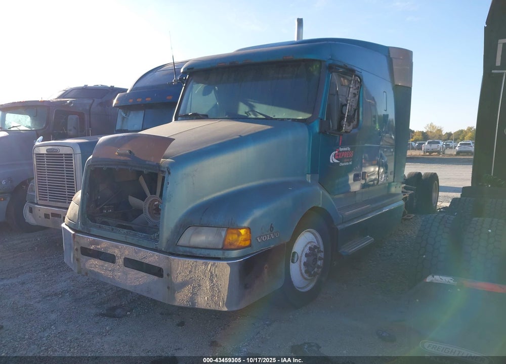 2000 VOLVO VN VIN: 4V4ND1RJ3YN233353