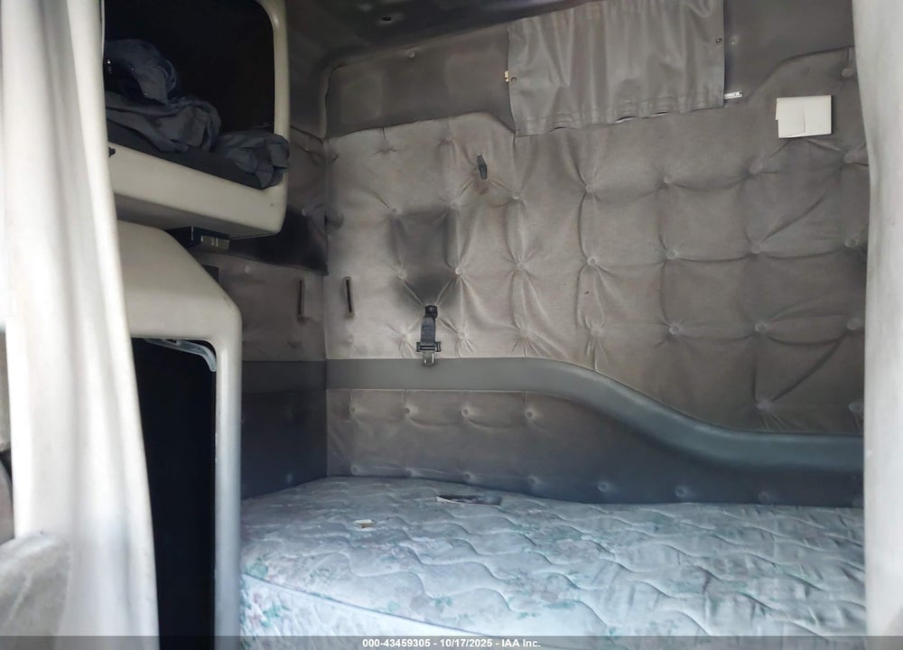 2000 VOLVO VN VIN: 4V4ND1RJ3YN233353