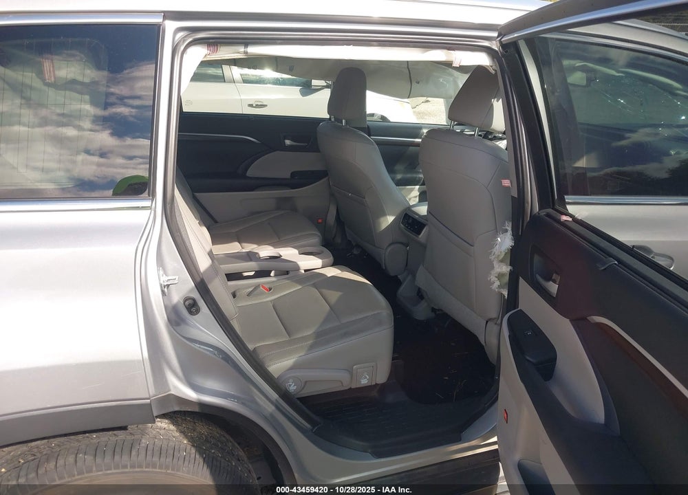 2015 TOYOTA HIGHLANDER LIMITED V6 VIN: 5TDYKRFH8FS068535