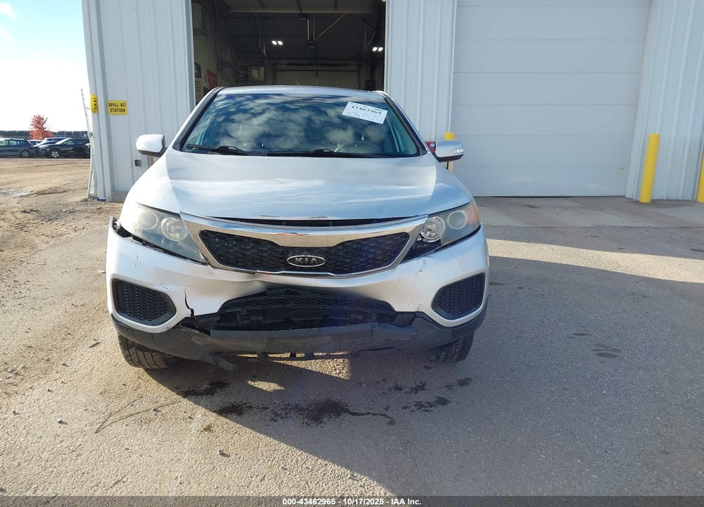 2011 KIA SORENTO LX VIN: 5XYKT3A19BG052121