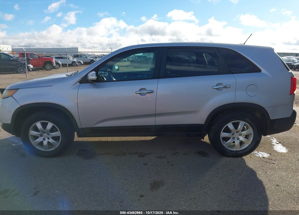 2011 KIA SORENTO LX VIN: 5XYKT3A19BG052121