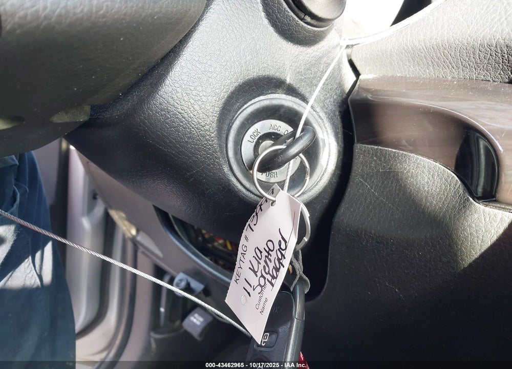 2011 KIA SORENTO LX VIN: 5XYKT3A19BG052121