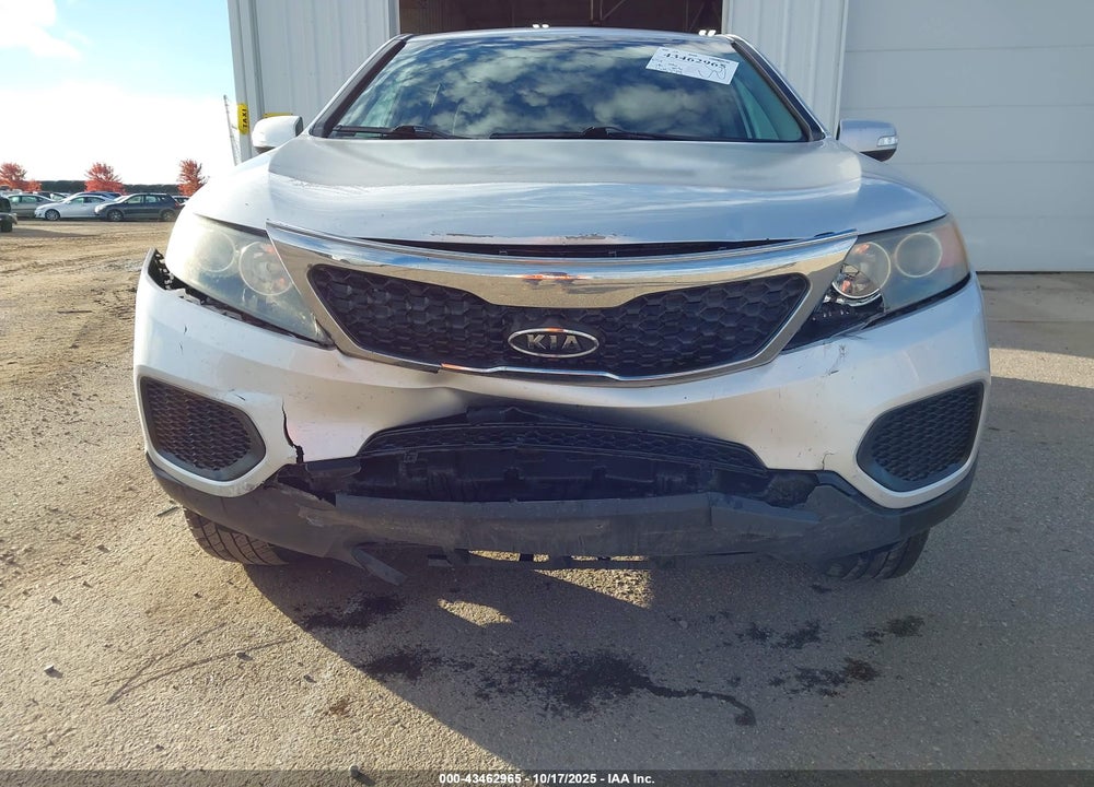 2011 KIA SORENTO LX VIN: 5XYKT3A19BG052121