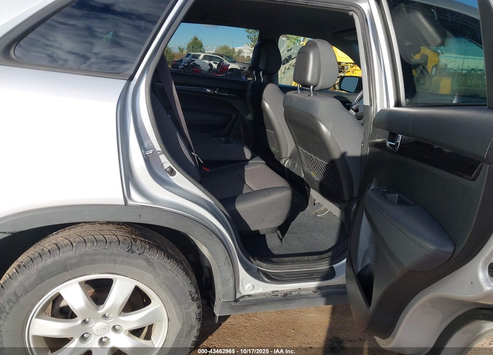 2011 KIA SORENTO LX VIN: 5XYKT3A19BG052121