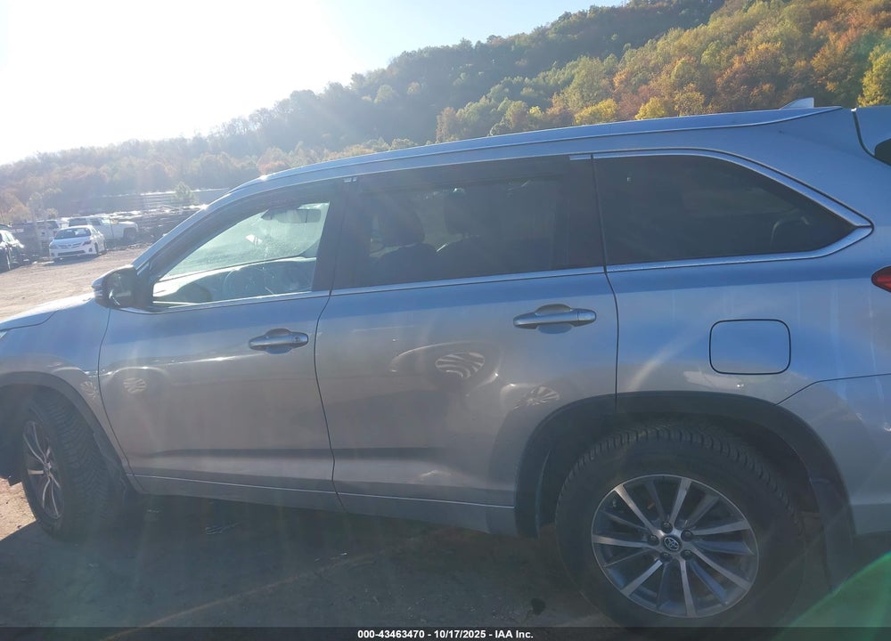 2017 TOYOTA HIGHLANDER XLE VIN: 5TDJZRFH5HS388427