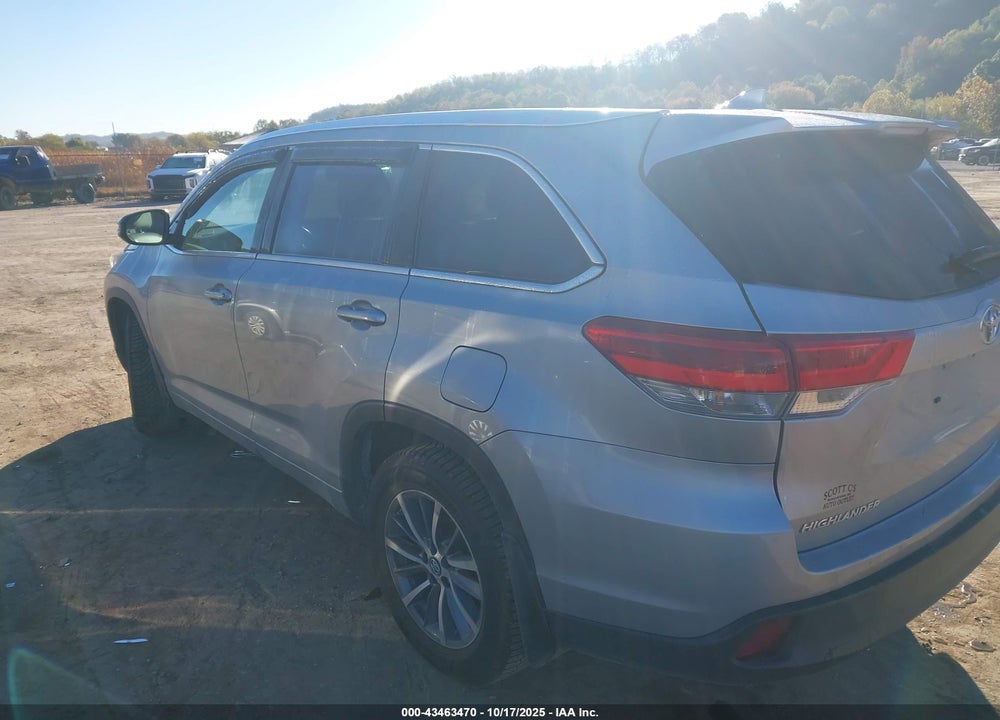 2017 TOYOTA HIGHLANDER XLE VIN: 5TDJZRFH5HS388427