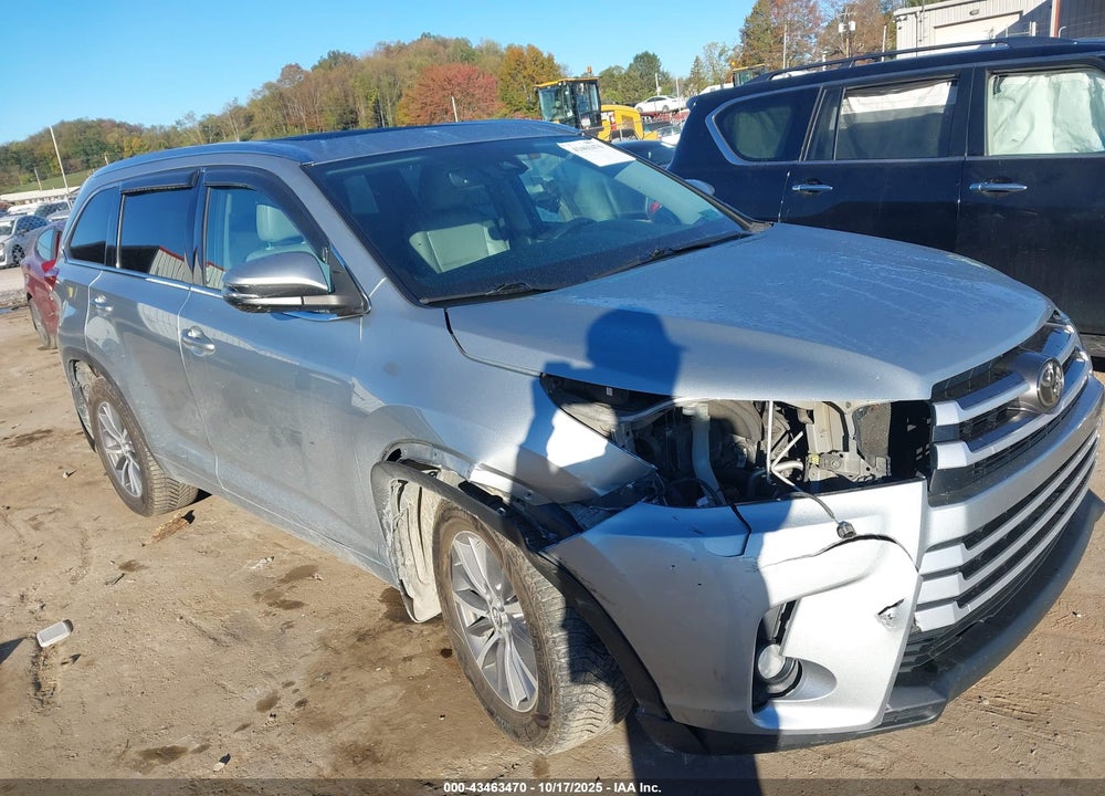 2017 TOYOTA HIGHLANDER XLE VIN: 5TDJZRFH5HS388427
